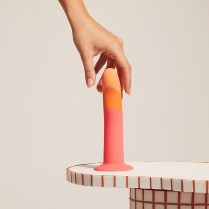 Dixi – Dildo Curvo con Ventosa in Silicone